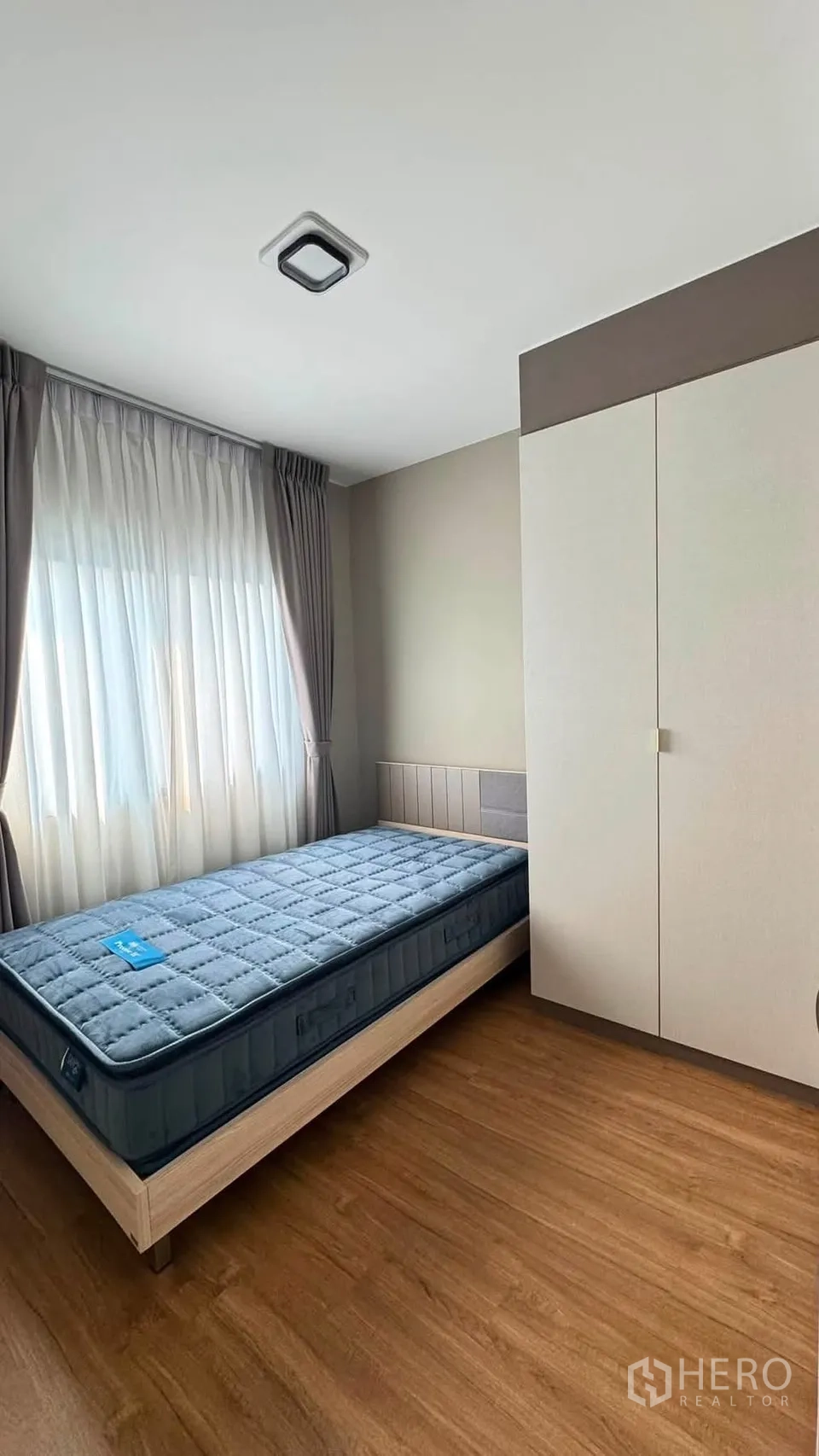 联排别墅 for rent in Bang Phli, Samut Prakan - 采光良好的卧室，配单人床、落地窗、纱帘与衣柜。