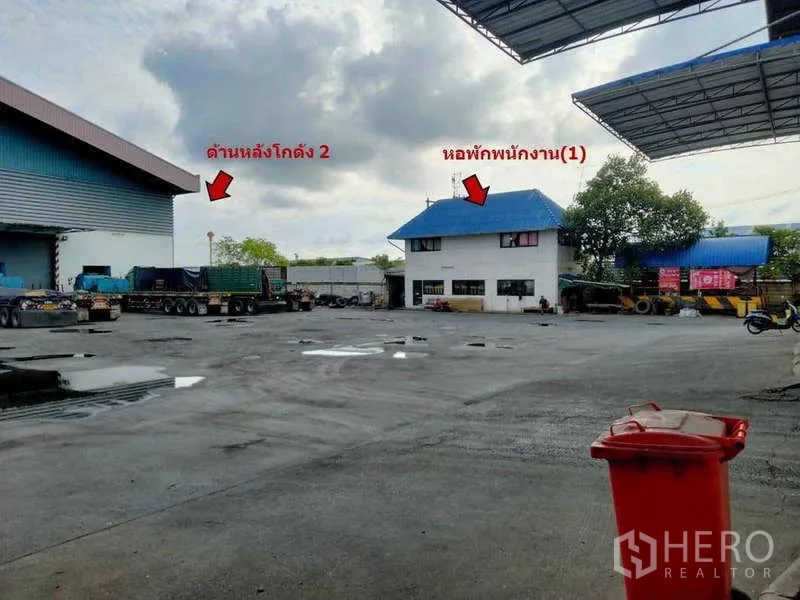 คลังสินค้า ให้เช่าหรือขายในBan Phaeo, Samut Sakhon - ลานคอนกรีตกว้าง มีอาคารพักคนงาน 2 ชั้น ข้างด้านหลังโกดัง