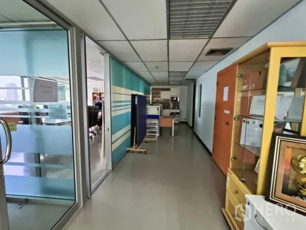 办公空间 出租在Ratchathewi, Bangkok - 办公走廊，设玻璃门、展示柜并通往茶水间。