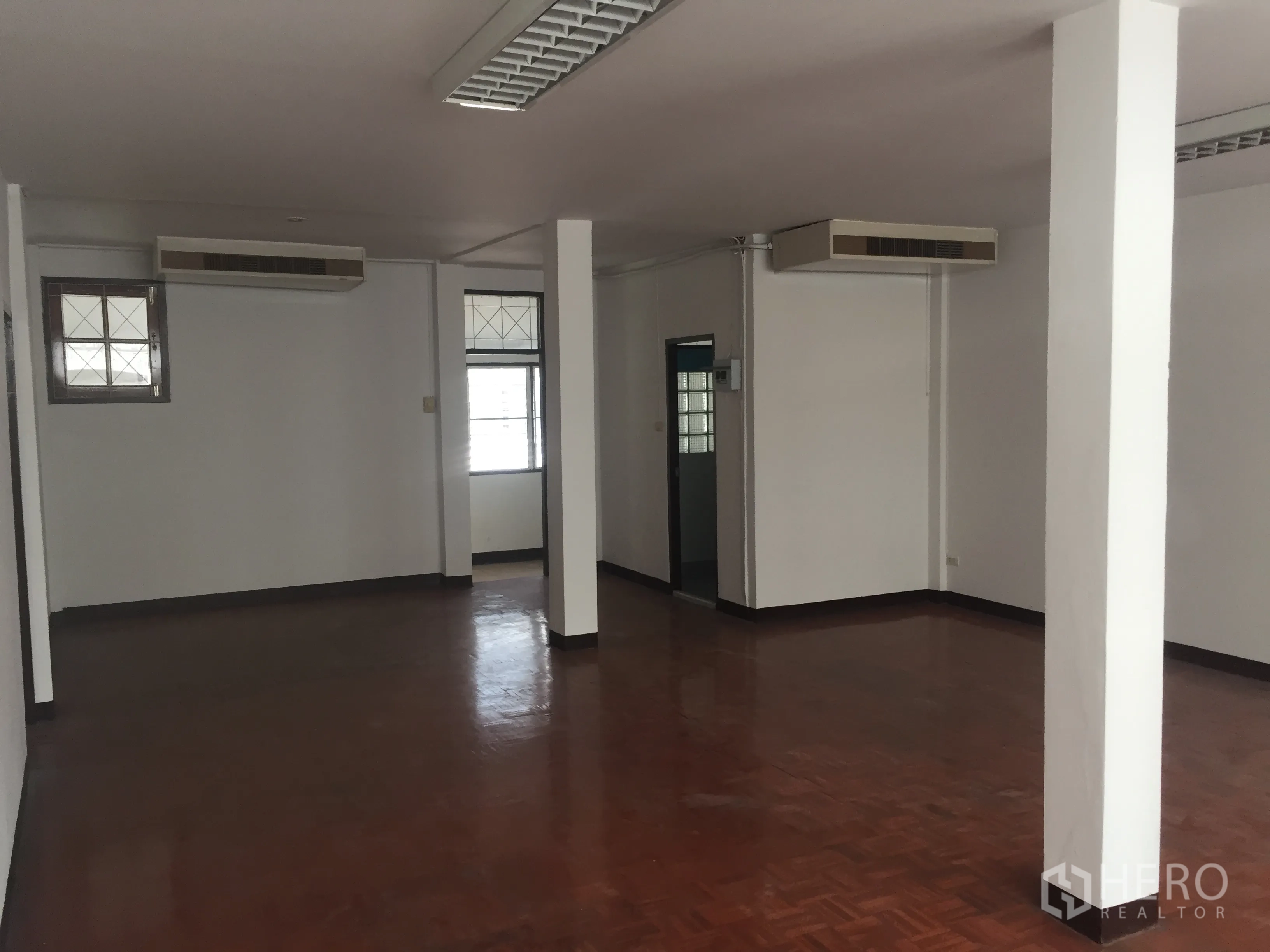 สำนักงานที่บ้าน ให้เช่าในWatthana, Bangkok - ห้องทำงานโล่ง พื้นไม้ มีเสาและเครื่องปรับอากาศติดเพดาน