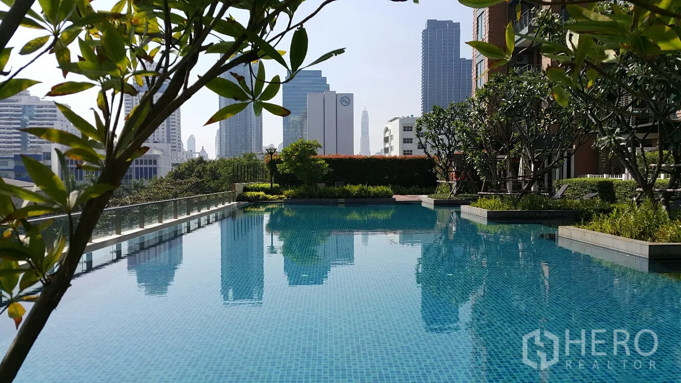 公寓 出租在Ratchathewi, Bangkok - 高层泳池，城市天际线与绿化景观。