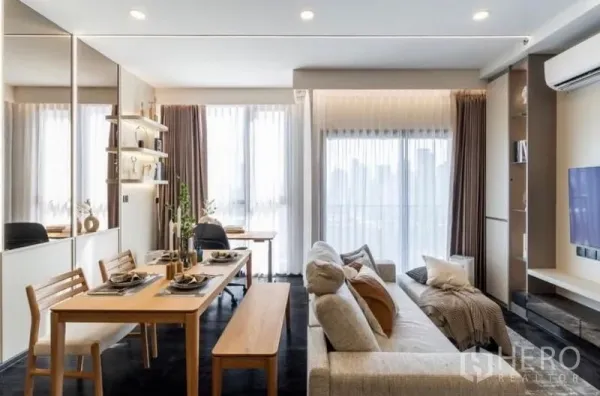 公寓 出售在Watthana, Bangkok - 客餐厅一体，落地窗与阳台连接，窗帘柔和透光