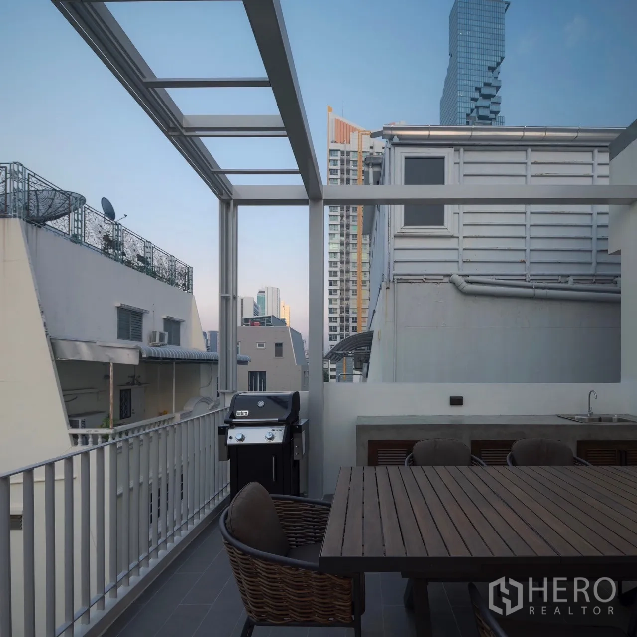 联排别墅 出租 - 屋顶露台，烧烤炉、水槽与餐桌，远眺高楼
