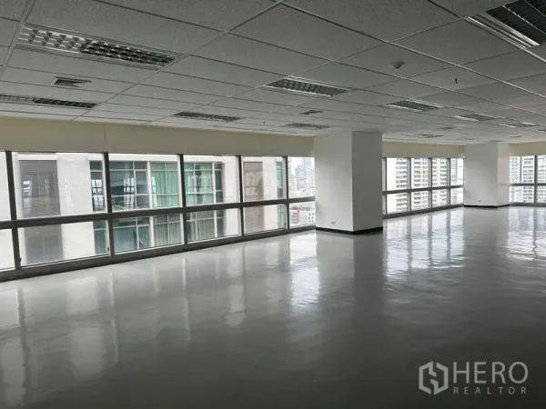 办公空间 出租 - 开放式办公区，面向邻近大楼，亮面地坪与长条窗。