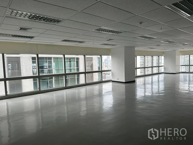 办公空间 出租 - 开放式办公区，面向邻近大楼，亮面地坪与长条窗。