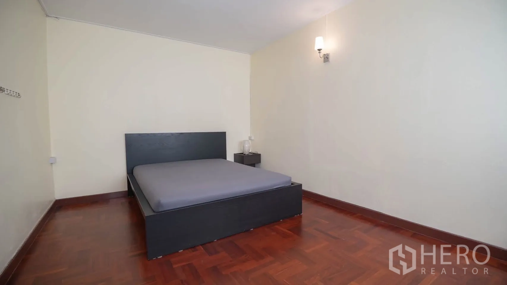 ทาวน์เฮาส์ for rent in Watthana, Bangkok - ห้องนอนตกแต่งเรียบง่าย เตียงสีเข้ม โต๊ะข้าง และพื้นปาเกต์