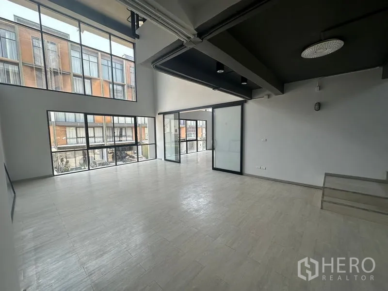 带办公室的家 出租 - 明亮转角区，大片玻璃，可眺望邻近建筑。