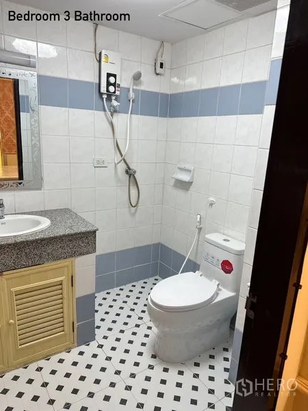 公寓 出租在Watthana, Bangkok - 紧凑浴室，带坐便器、洗手台和热水器淋浴