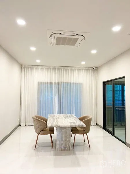 บ้าน ให้เช่าในBang Phli, Samut Prakan - โซนรับประทานอาหารมินิมอล โต๊ะหินอ่อน เก้าอี้ และผ้าม่านเต็มผืน