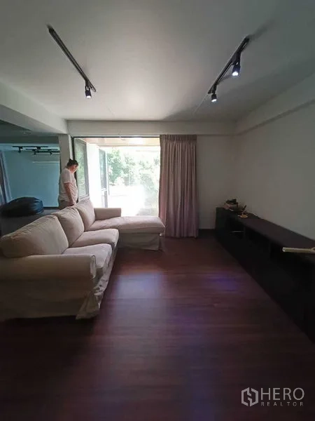 สำนักงานที่บ้าน ให้เช่าในWatthana, Bangkok - ห้องนั่งเล่นชั้นบนพร้อมโซฟา หน้าต่างกว้าง และพื้นไม้