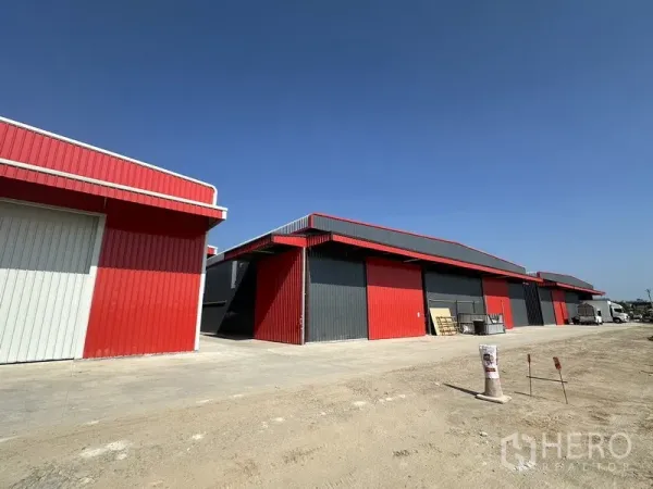 Warehouse for rent in Lam Luk Ka, Pathum Thani - New red and grey warehouse buildings with wide concrete yard and truck-friendly loading access in Lam Luk Ka.