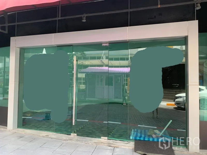Retail Space for rent in Khlong Toei, Bangkok - Wide glass storefront with double doors and sidewalk, ideal for retail branding.