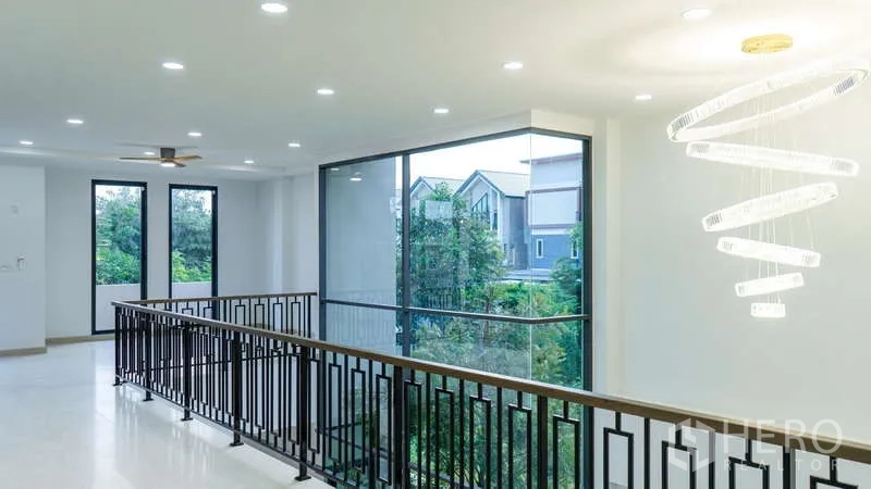 独立式住宅 出租或出售在Suan Luang, Bangkok - 二层走廊配螺旋造型吊灯与绿景视野