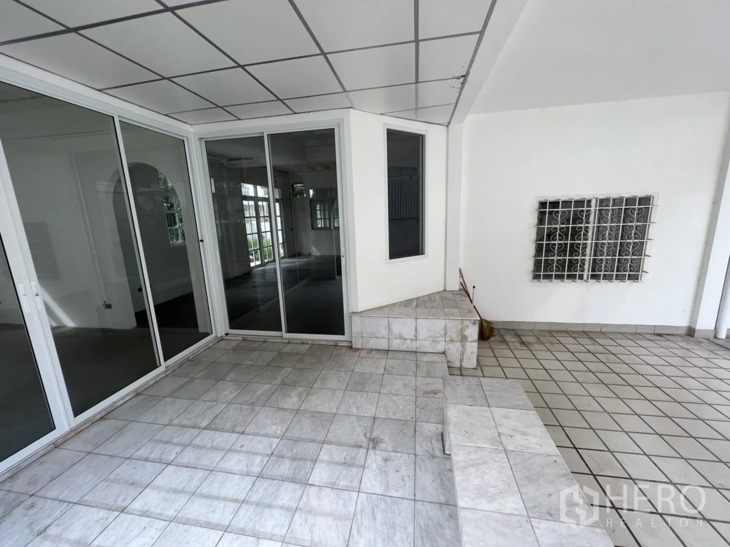 独立式住宅 出租或出售在Sathon, Bangkok - 有顶铺砖露台，大面积推拉玻璃与台阶座位。