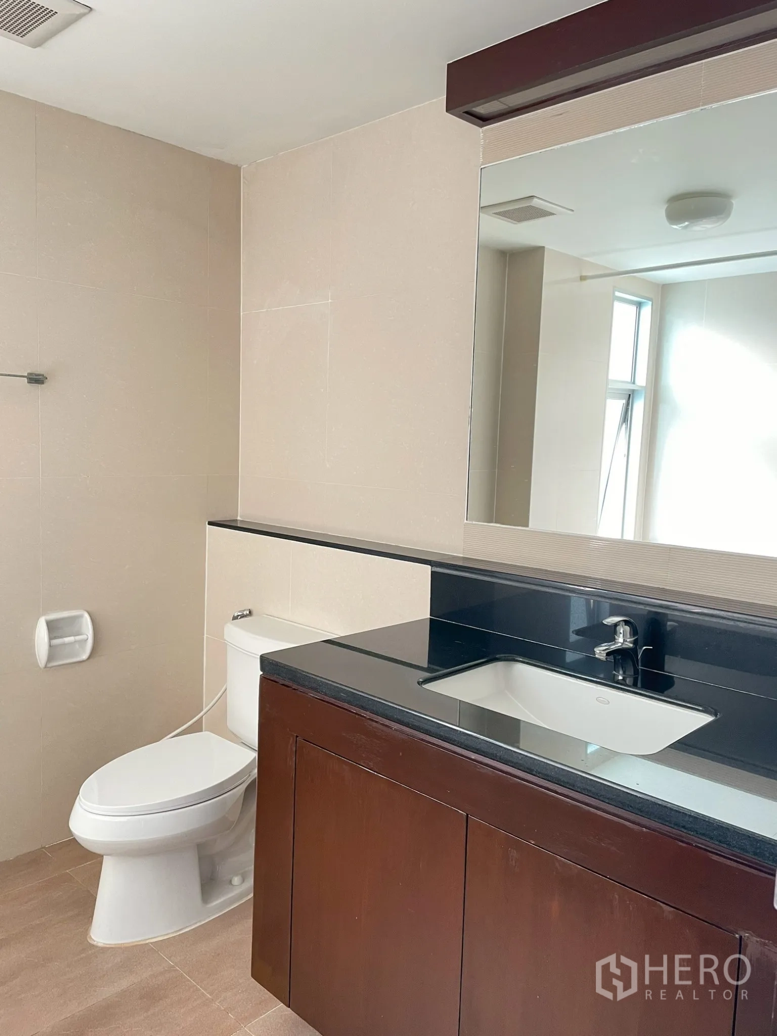อพาร์ทเมนท์ for rent in Khlong Toei, Bangkok - ห้องน้ำอีกห้องพร้อมเคาน์เตอร์ท็อปสีดำและโถสุขภัณฑ์