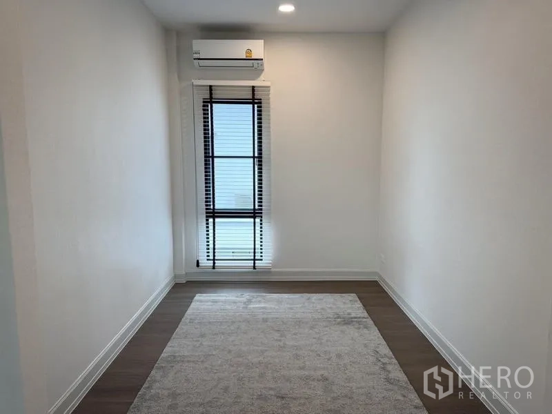Detached House for rent or sale - Empty multipurpose room with a slim window, air-conditioning, and a rug.