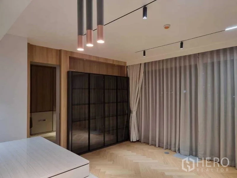 公寓 出租或出售在Phaya Thai, Bangkok - 用餐角落，吊灯、全高窗帘与黑框展示柜。
