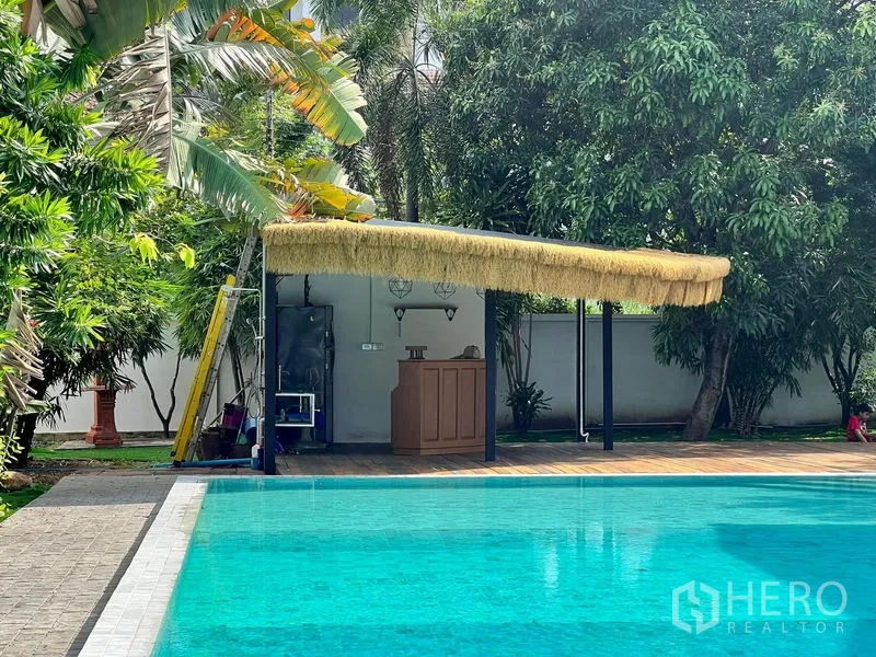 บ้าน ขายในPrawet, Bangkok - ดาดฟ้าสระพร้อมบาร์หลังคามุงฟางท่ามกลางต้นไม้ใหญ่