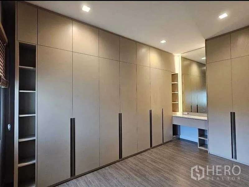 Detached House for sale in Bang Kruai, Nonthaburi - Spacious walk-in closet with full-height built-in wardrobes and a vanity mirror.