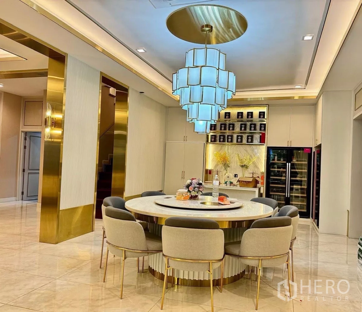 Detached House for sale in Saphan Sung, Bangkok - Round dining table under a statement chandelier with built-in cabinetry and wine fridge.