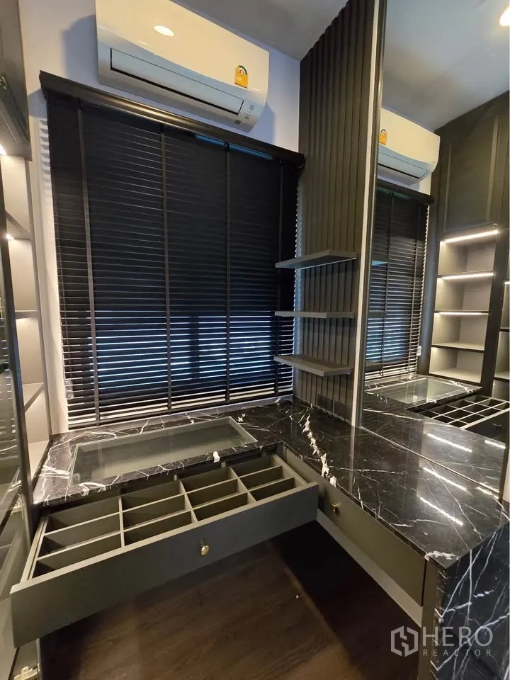 Detached House for rent in Bang Kapi, Bangkok - Dressing area with black marble vanity, partitioned drawers, and blinds.