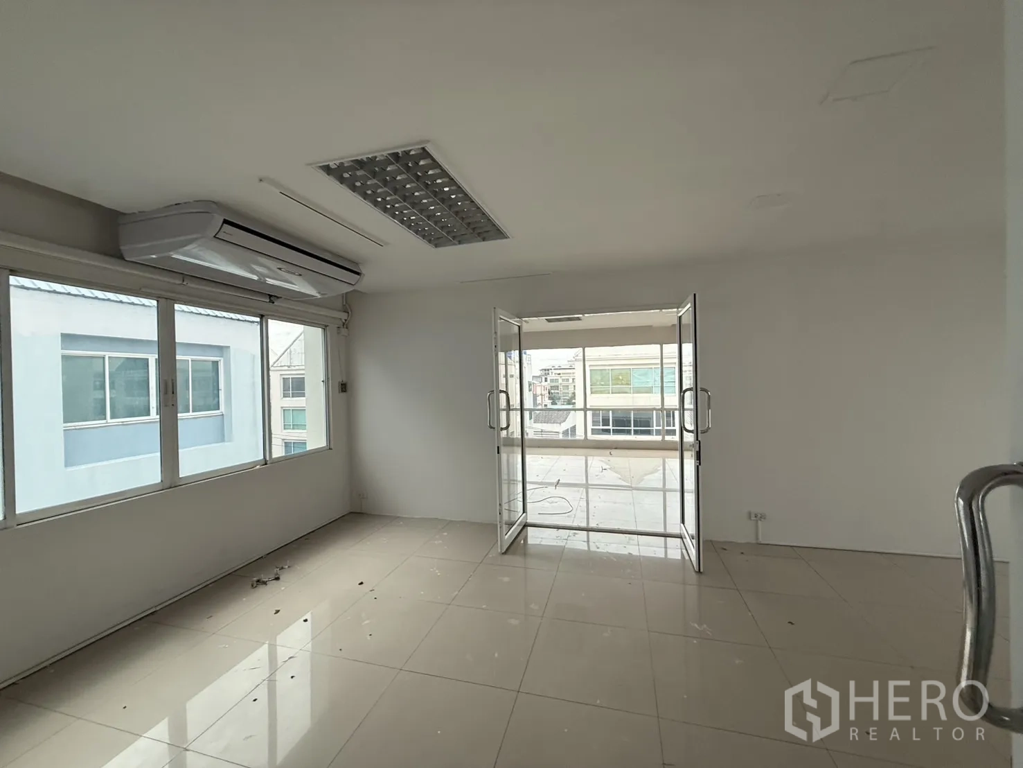 办公空间 出租在Bueng Kum, Bangkok - 明亮办公室，壁挂空调与双扇玻璃门。