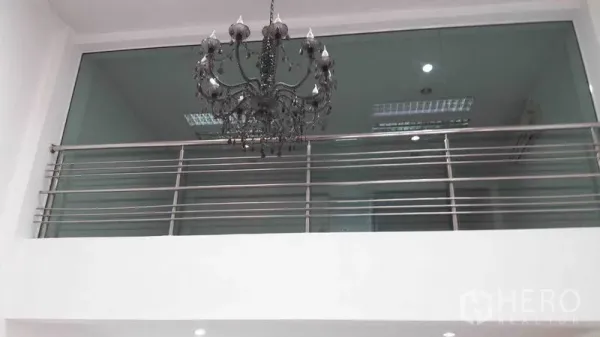办公空间 出租在Bueng Kum, Bangkok - 挑高接待区，吊灯与玻璃夹层护栏。