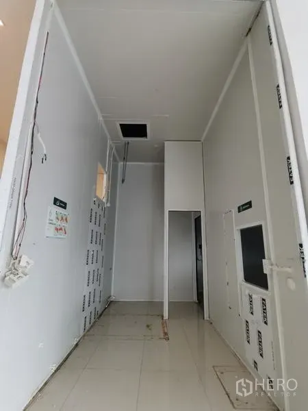 零售空间 出租在Bueng Kum, Bangkok - 室内高挑设备走廊，控制面板与瓷砖地面