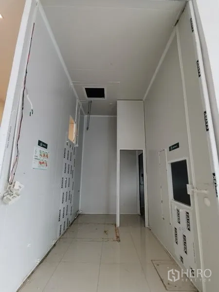 零售空间 出租在Bueng Kum, Bangkok - 室内高挑设备走廊，控制面板与瓷砖地面