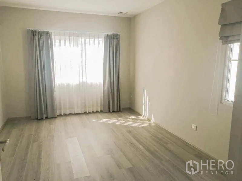 Townhouse for rent in Prawet, Bangkok - Empty secondary room with wide window, double curtains and bright natural light.