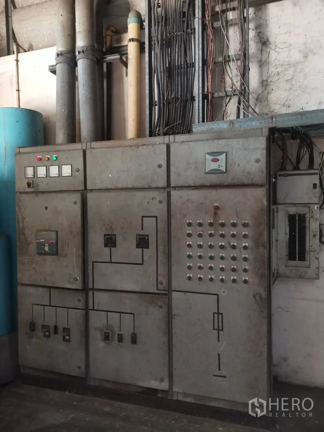 工厂 出租或出售在Bang Khun Thian, Bangkok - 重型电气控制柜与电缆导管位于厂房内。