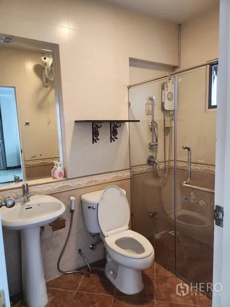 Detached House for rent in Bang Kapi, Bangkok - Bathroom with glass-enclosed shower, water heater, pedestal sink and toilet.