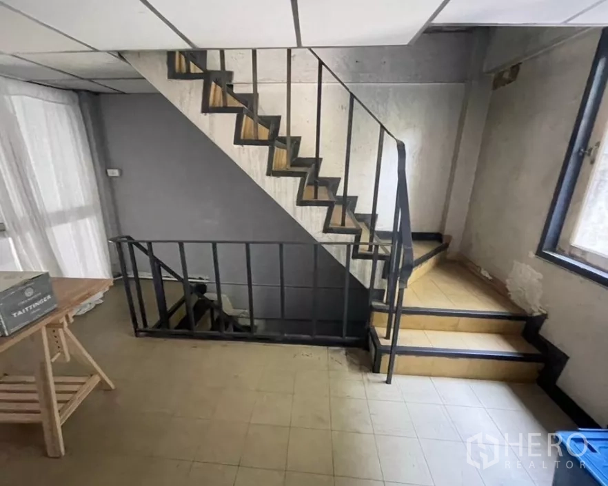 店屋 出租在Watthana, Bangkok - 混凝土楼梯配金属扶手，连接夹层与上层。