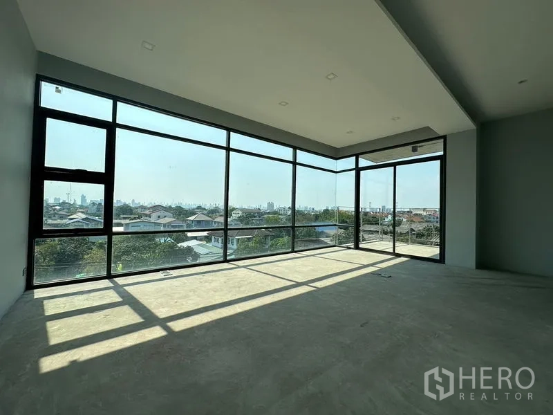 带办公室的家 出租或出售在Prawet, Bangkok - 转角办公室，三面落地窗享城市全景。