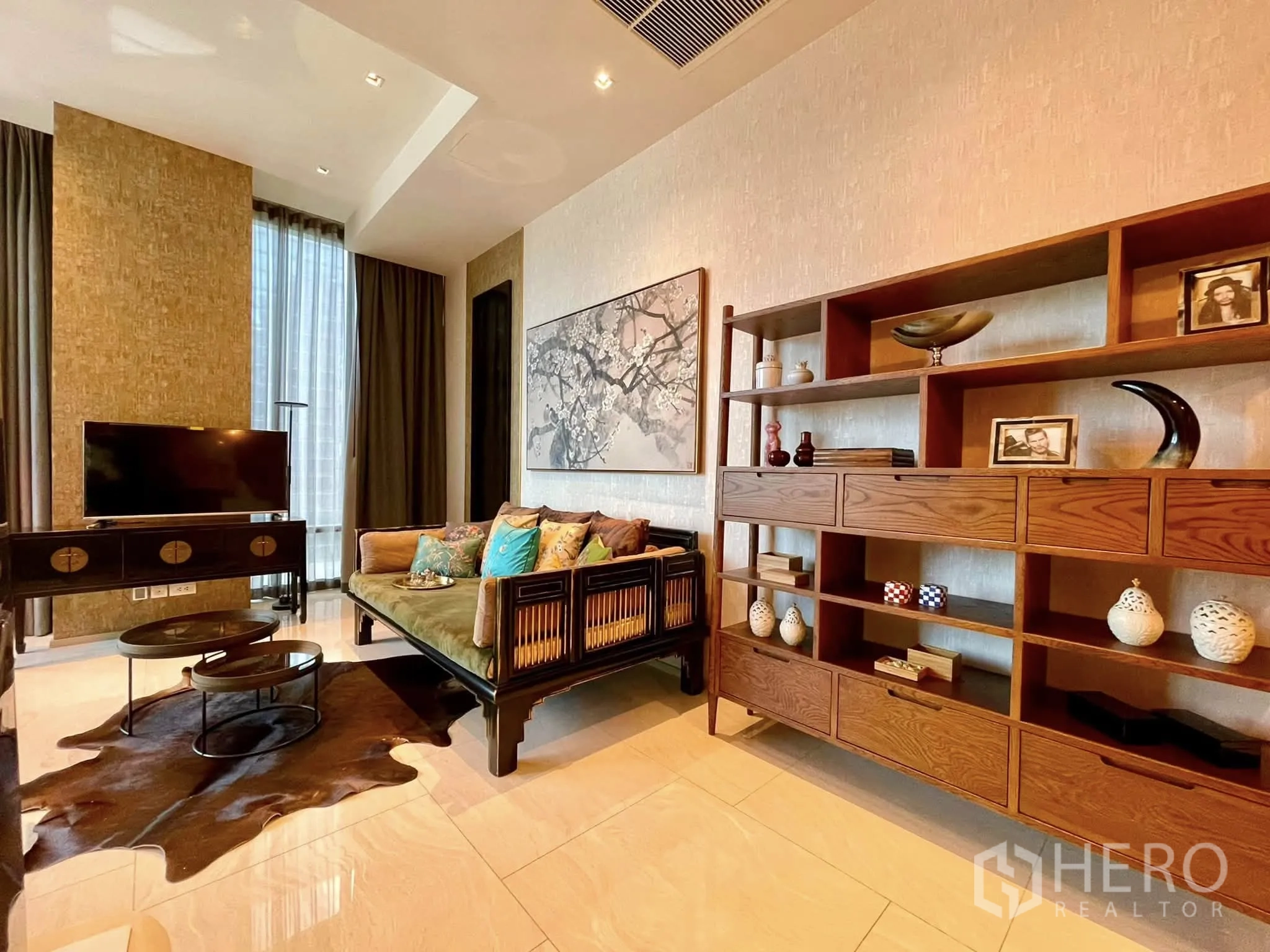 公寓 for rent in Bang Rak, Bangkok - 客厅一隅，电视柜、装饰搁架与沙发。