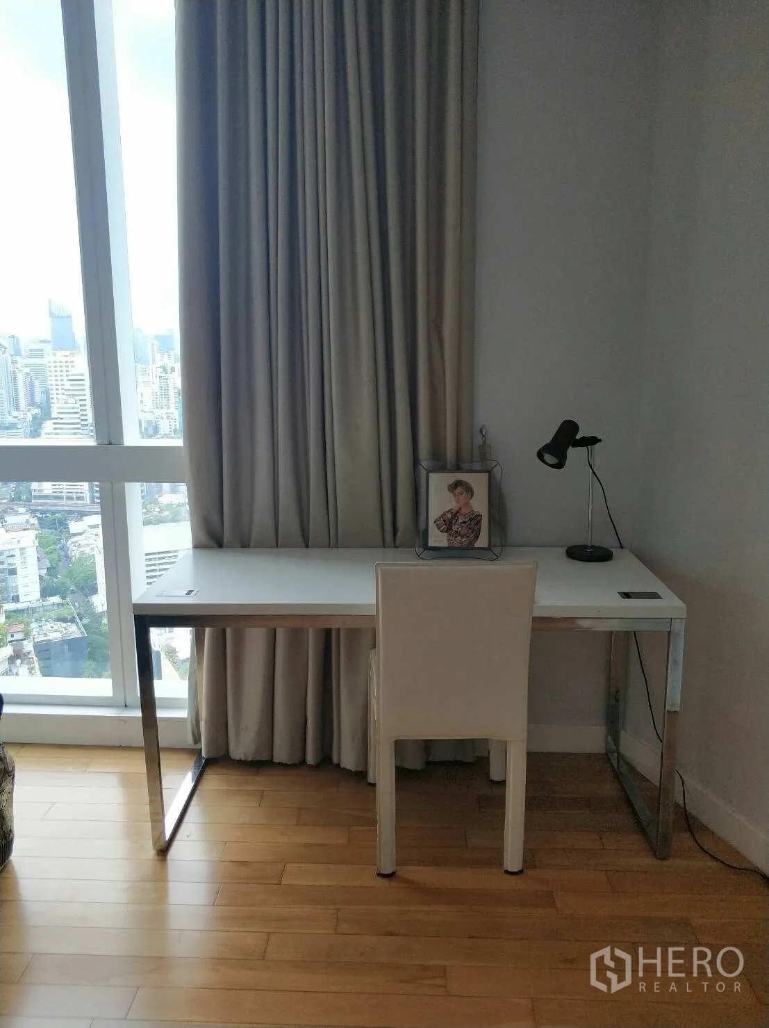 公寓 出租或出售在Khlong Toei, Bangkok - 靠大窗的简约书桌与座椅，拉上窗帘亦可俯瞰城市景色。