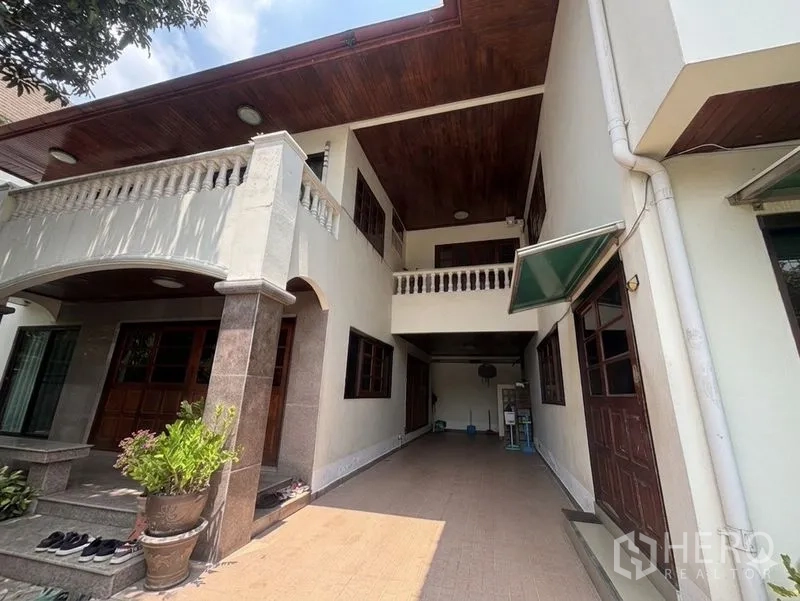 บ้านเดี่ยว for sale in Suan Luang, Bangkok - มุมภายนอกบ้านพร้อมที่จอดรถในร่ม ซุ้มโค้ง และระเบียง