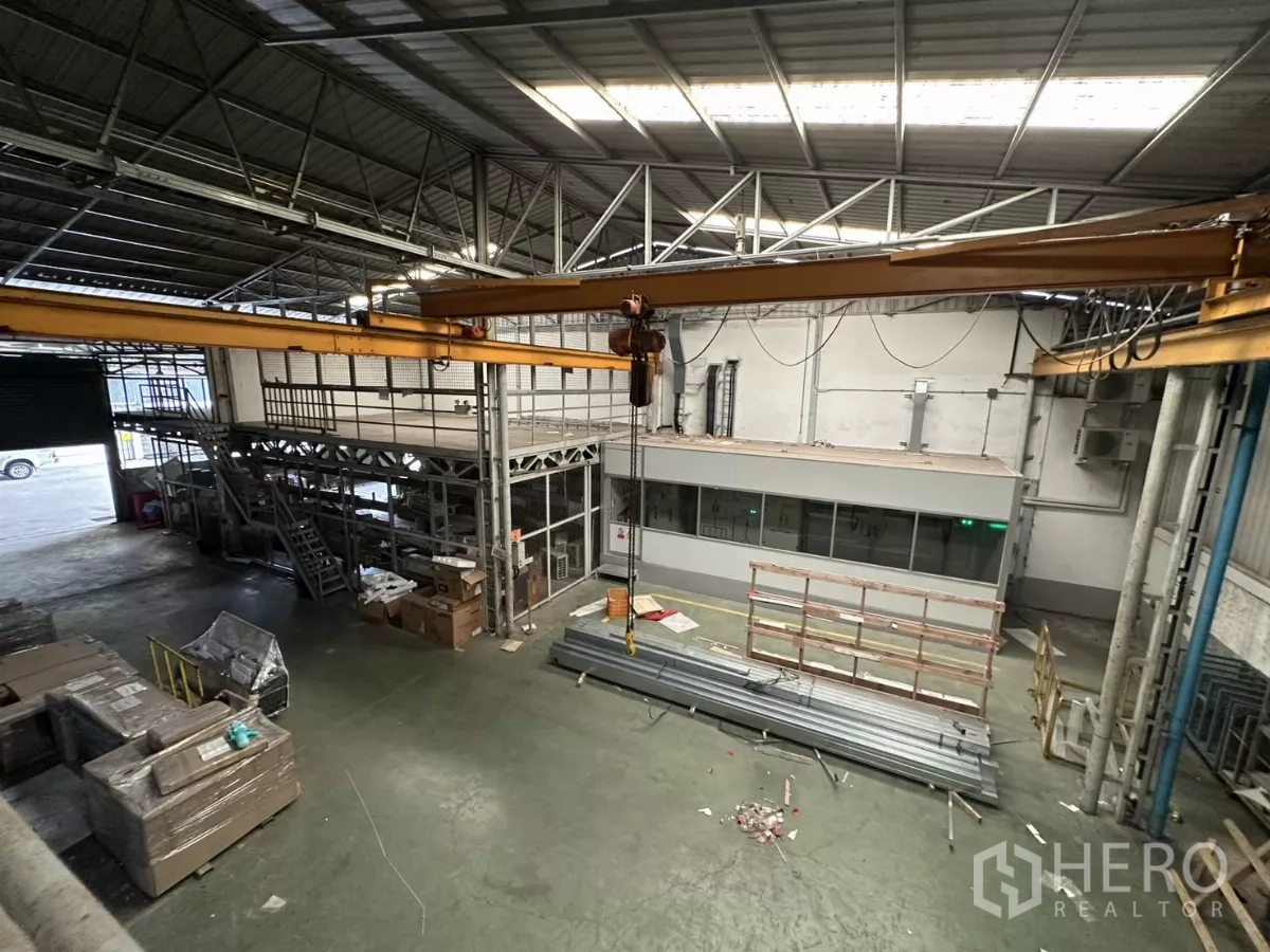 Warehouse for rent in Yan Nawa, Bangkok - Crane beam and mezzanine structure viewed from the upper level.