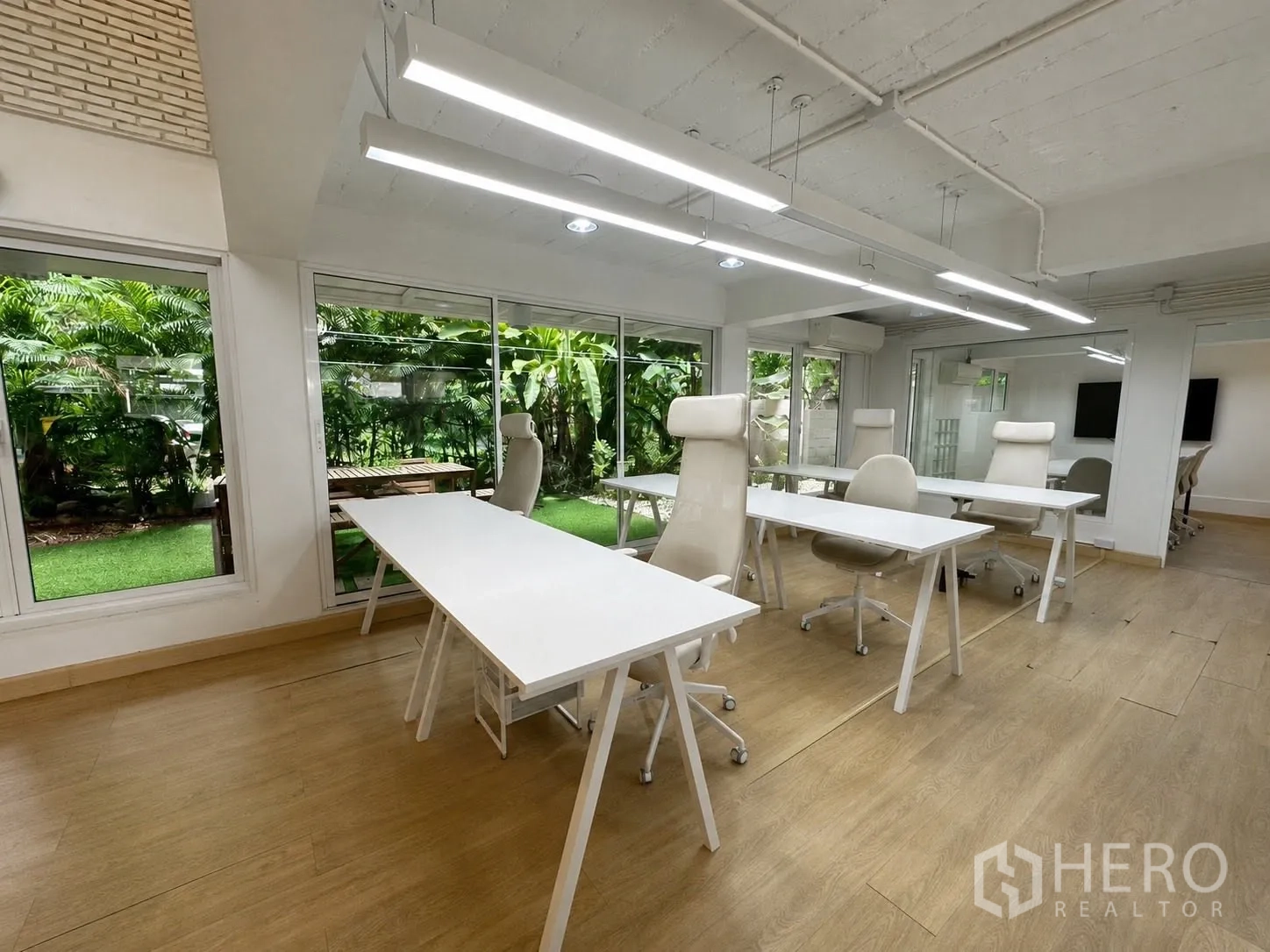 办公室 for rent in Phaya Thai, Bangkok - 采光明亮的办公区，白色工位面向绿植景观。