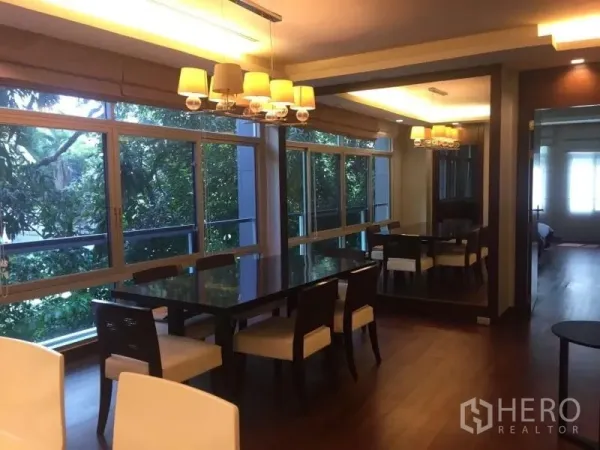 คอนโด ให้เช่าในSathon, Bangkok - มุมรับประทานอาหารพร้อมโคมระย้า โต๊ะยาว และหน้าต่างบานใหญ่เห็นต้นไม้