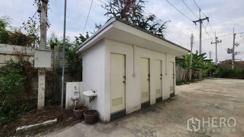 โรงงาน ให้เช่าในBan Phaeo, Samut Sakhon - อาคารห้องน้ำภายนอกแยกส่วน มีหลายห้องและอ่างล้างมือ ข้างลานโรงงาน
