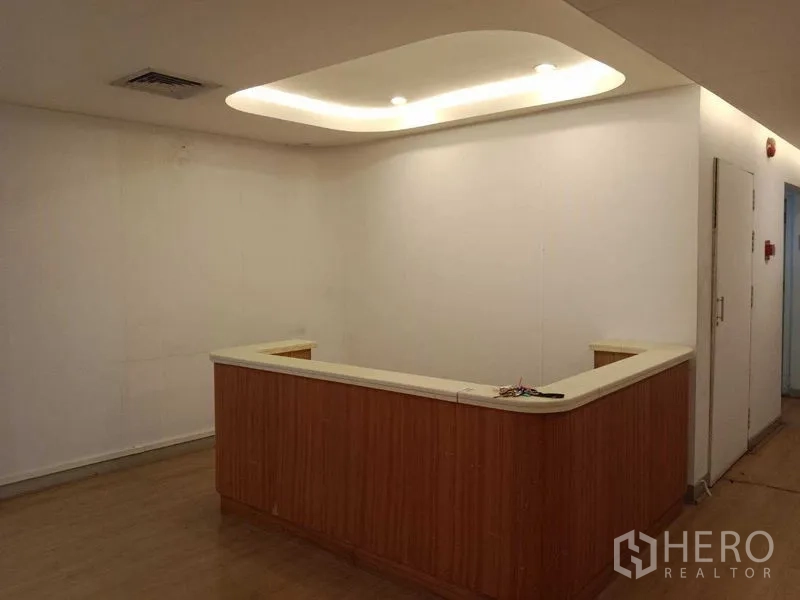 สำนักงาน ให้เช่าในWatthana, Bangkok - เคาน์เตอร์ต้อนรับบิวท์อินพร้อมไฟซ่อน ในพื้นที่ล็อบบี้