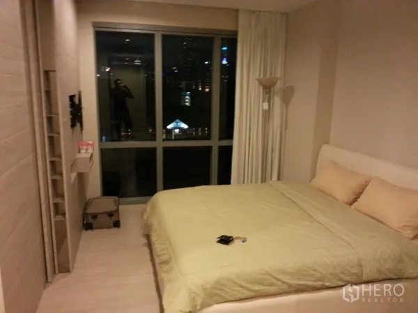 คอนโด ให้เช่าหรือขายในWatthana, Bangkok - ห้องนอนอบอุ่น เตียงคิงไซส์ พร้อมหน้าต่างเต็มบานชมวิวเมืองยามค่ำ