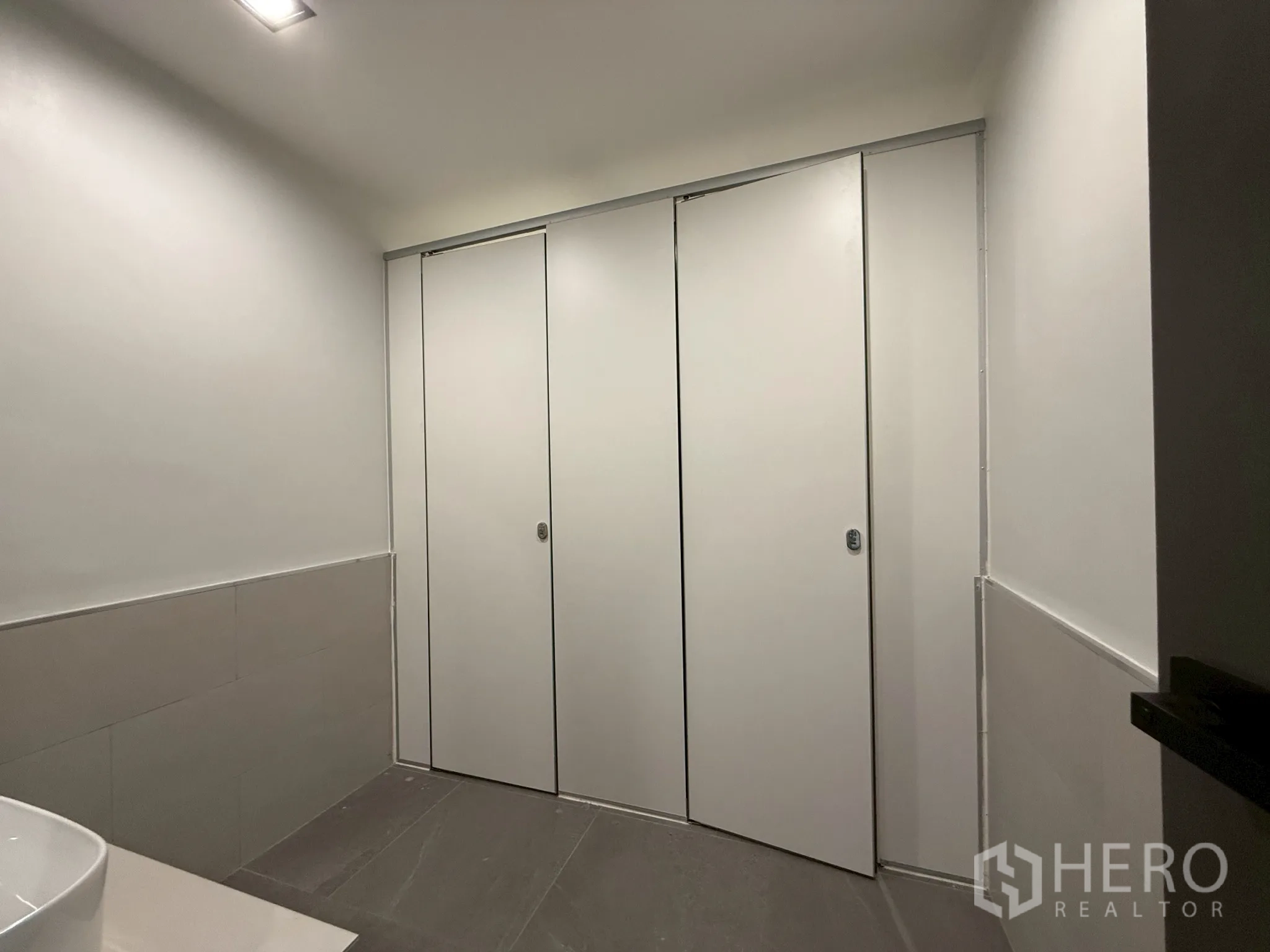 โฮมออฟฟิศ for rent in Watthana, Bangkok - พื้นที่ห้องน้ำมีประตูห้องสุขาหลายห้อง