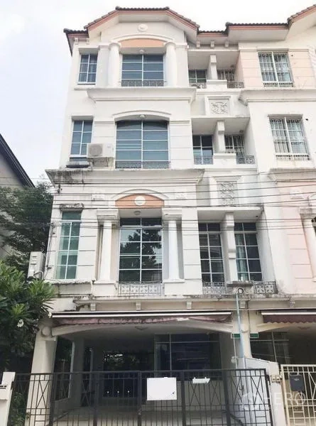 Townhouse for rent in Wang Thonglang, Bangkok - Multi-storey townhouse facade with gated carport in Wang Thonglang, Bangkok.