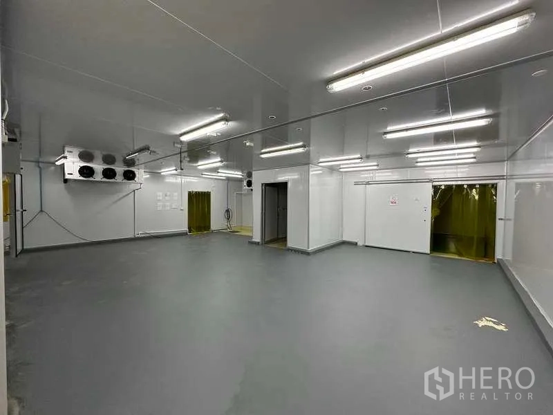 货栈 出租在Khlong Luang, Pathum Thani - 宽阔洁净室空间，集成HVAC与反光天花板。