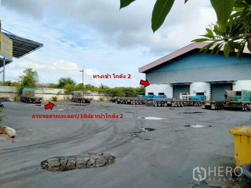 คลังสินค้า ให้เช่าหรือขายในBan Phaeo, Samut Sakhon - ลานกว้างหน้าโกดังหลังที่สอง มีรถเทรลเลอร์จอดและช่องโหลดหลายจุด