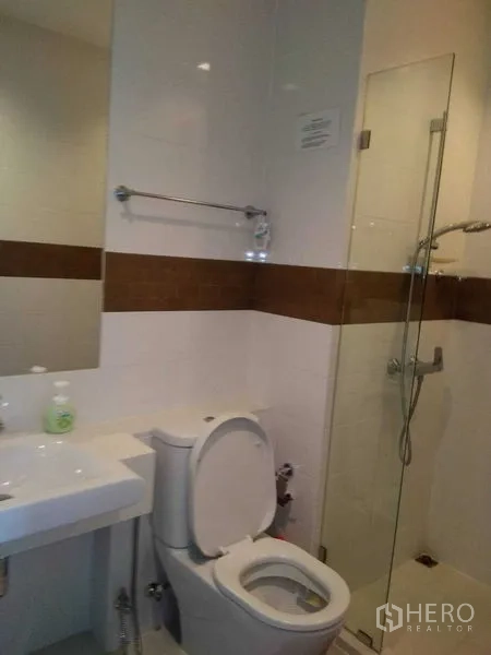 公寓 出租在Watthana, Bangkok - 第二卫生间设玻璃淋浴间、洗手盆与坐便。
