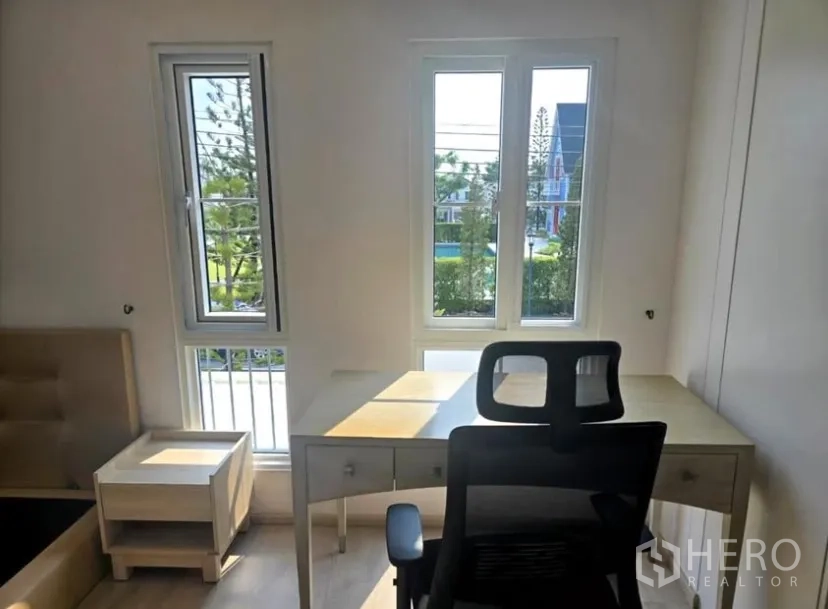独立式住宅 for rent in Bang Phli, Samut Prakan - 书桌面向高窗，可欣赏社区绿景。