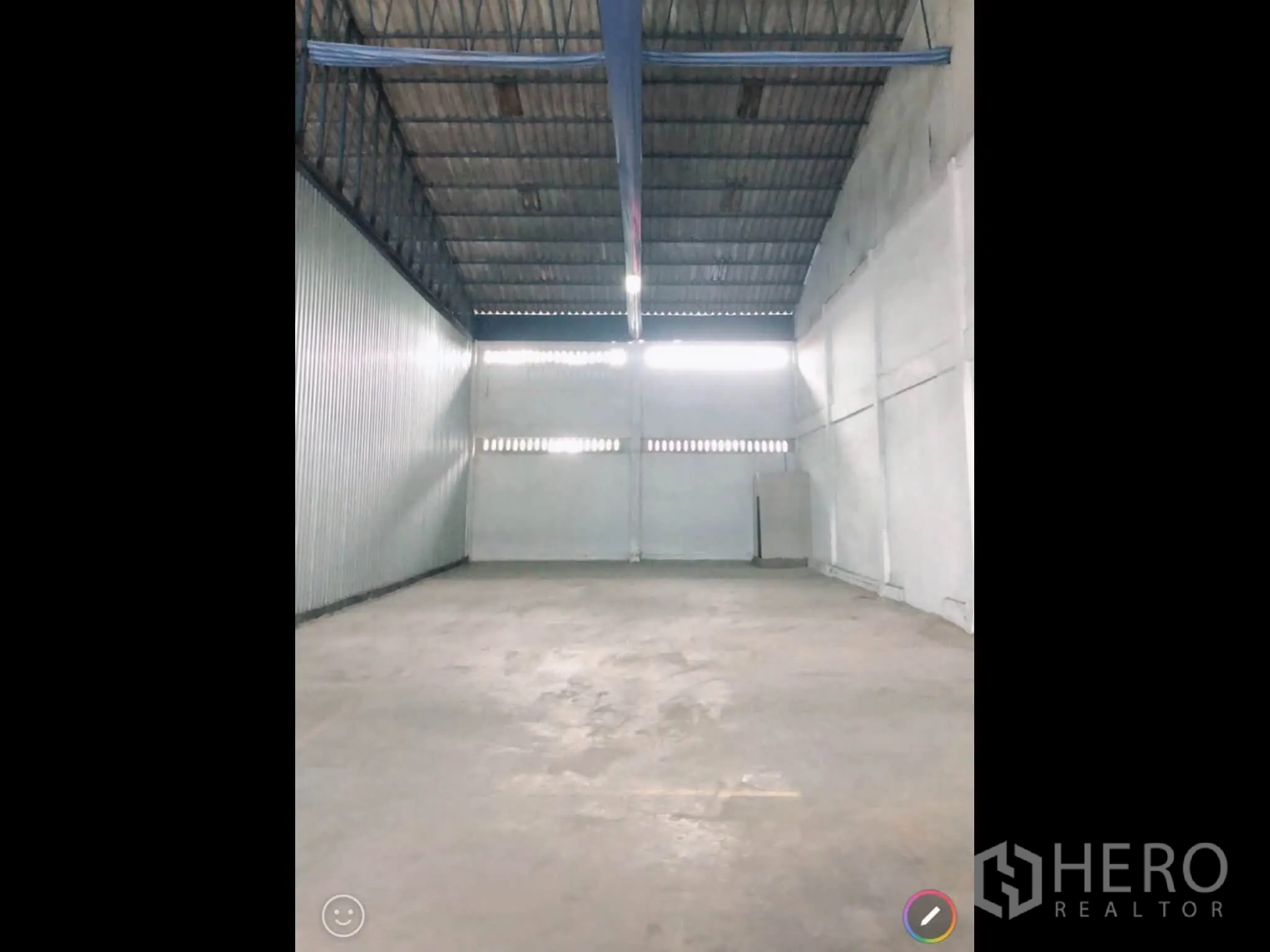 仓库 for rent in Bang Phli, Samut Prakan - 细长仓储区，金属侧墙、高屋顶与混凝土地面。